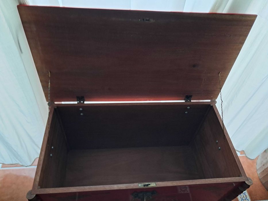 Bau / Arca com motivos chineses em muito bom estado!