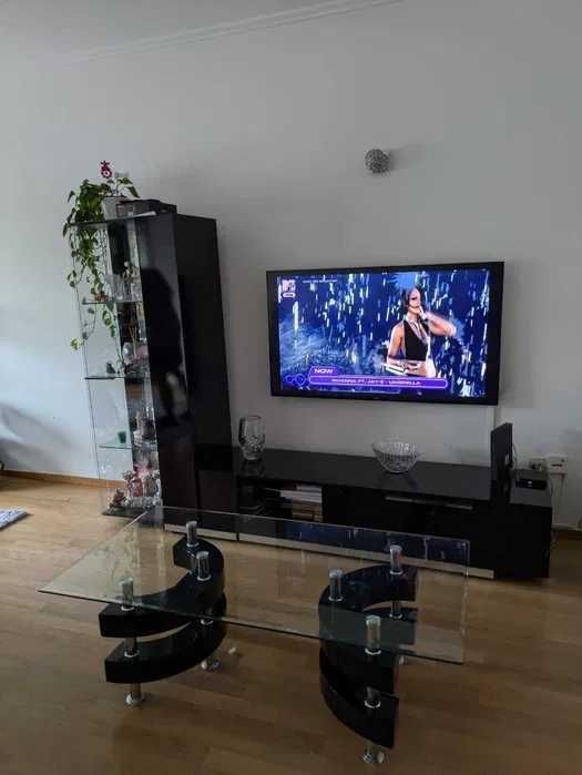 Mesa de TV usada, em bom estado de conservação