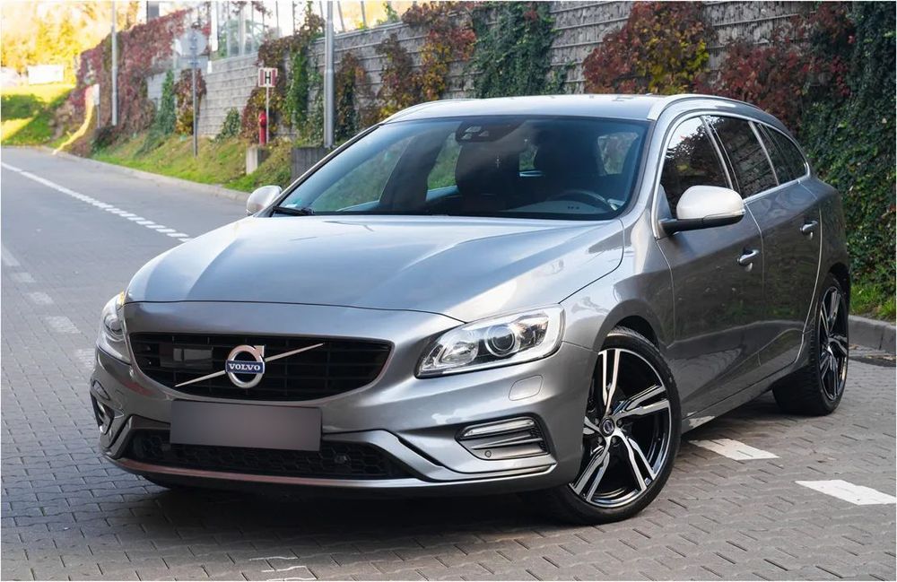 Volvo V60 Volvo V60 R Design D5 225 KM | Automat + manetki F1 | Full Opcja |