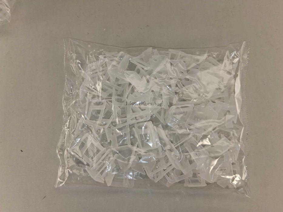 S236 Klipsy Poziomujące Do Płytek 1.5 mm – 100 Sztuk