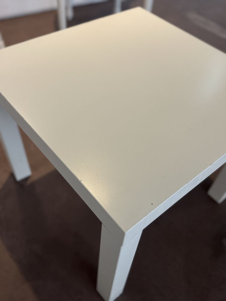 Mesa quadrada branca.