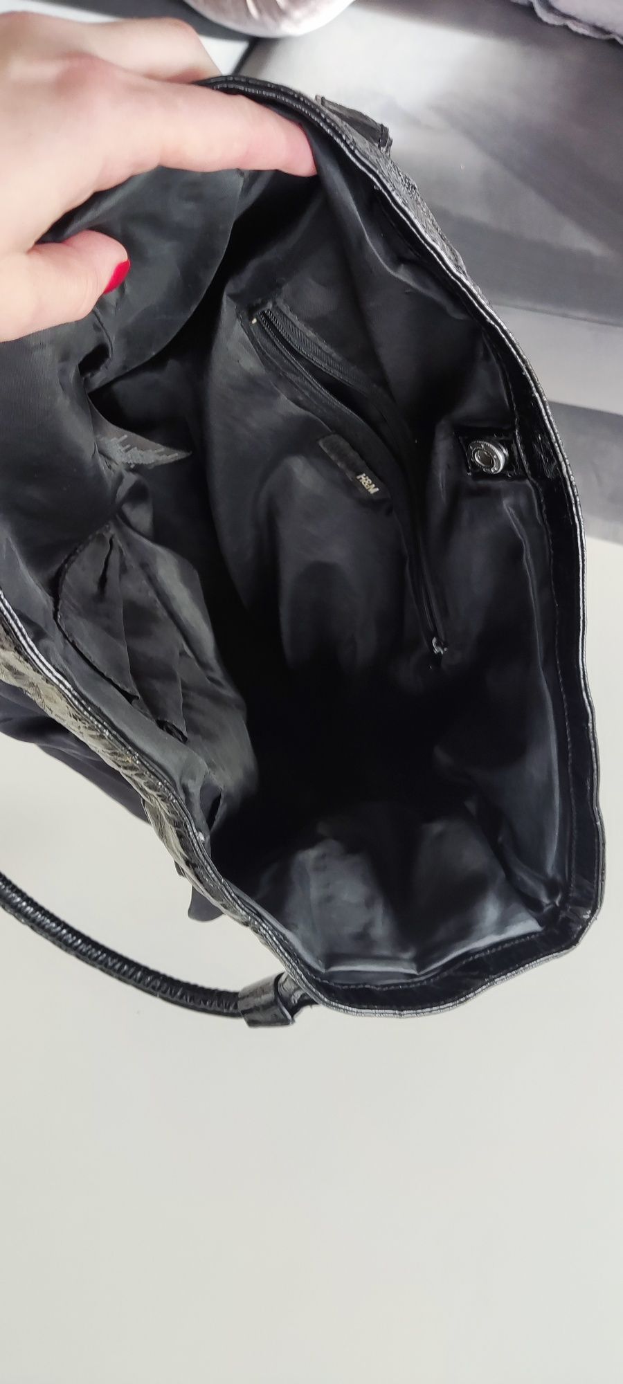 Czarna torebka H&M, lakierowane wstawki.