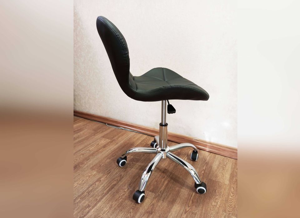 Обертове крісло офісне чорне Demure стілець комп'ютерний на калесах