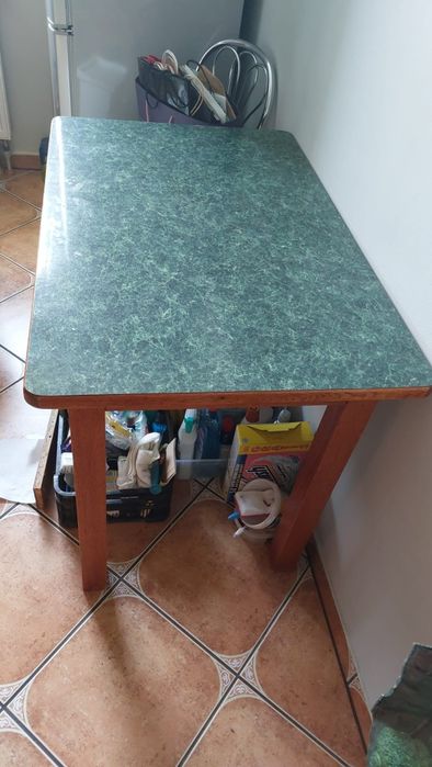 meble kuchenne z okapem stołem i krzesłami