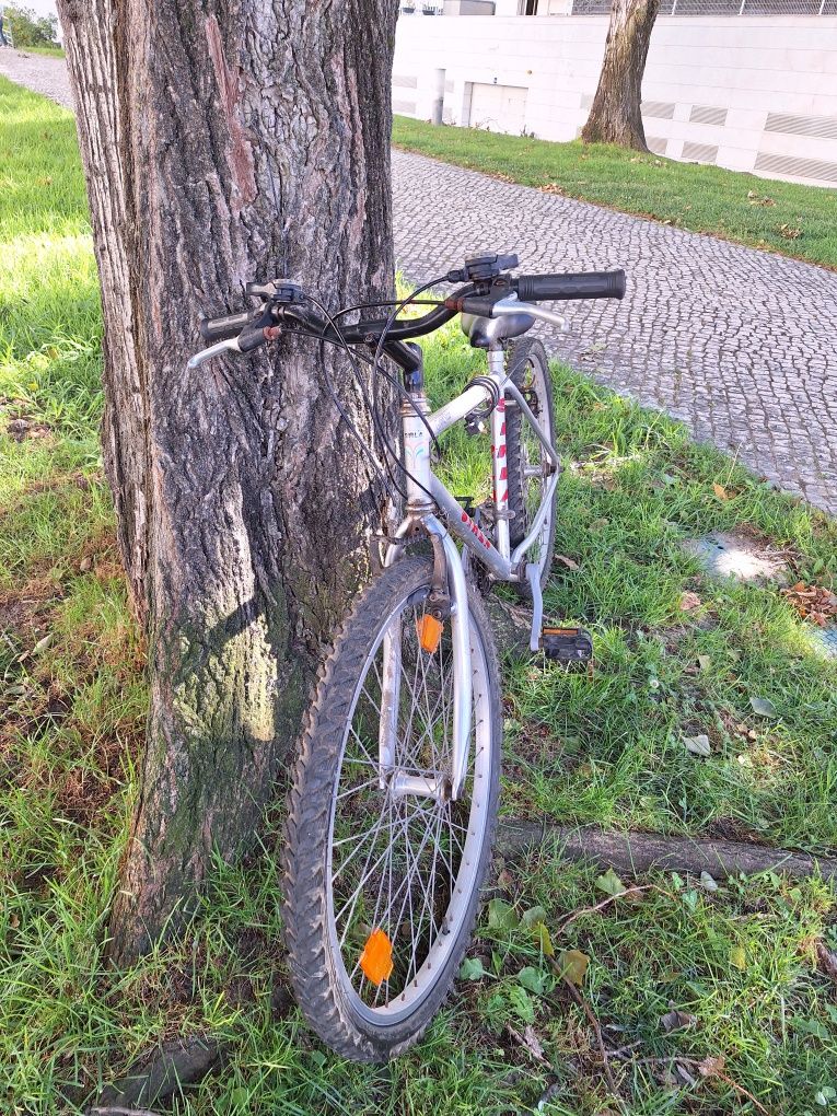 Bicicleta velha a precisar manutenção