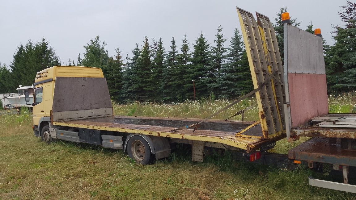 Laweta ciężarowa Mercedes Atego 1228 z najazdami
