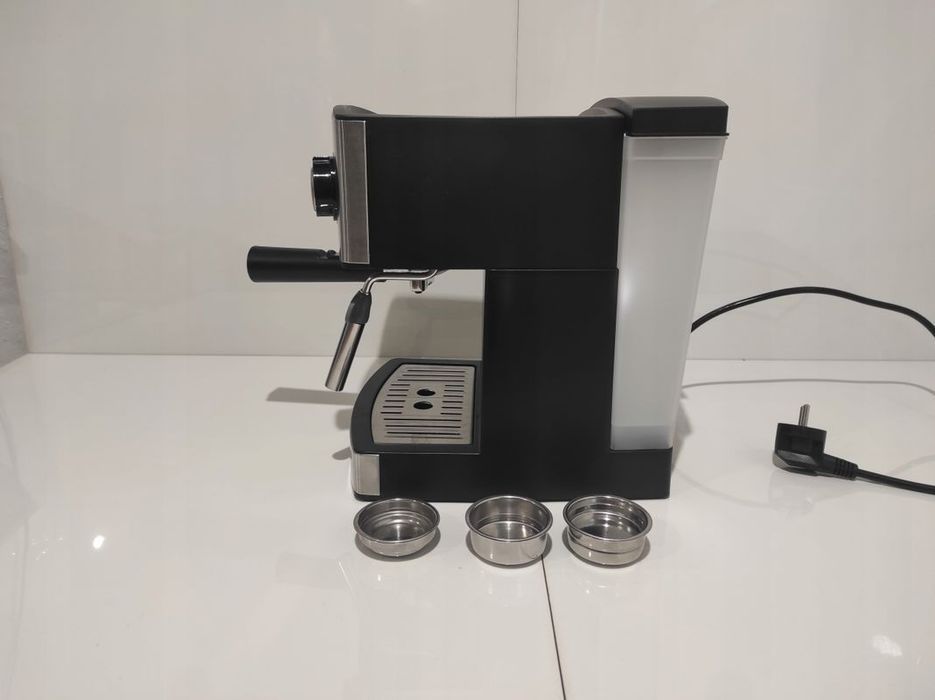 Kolbowy ekspres ciśnieniowy Ufesa Ce7240, 850 W srebrny/szary