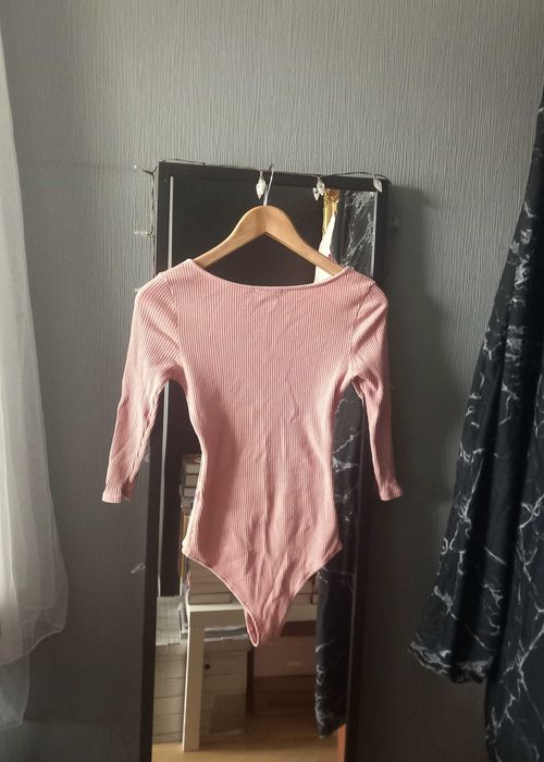 Pudrowo różowe body Tally Weijl z prążkowanego materiału