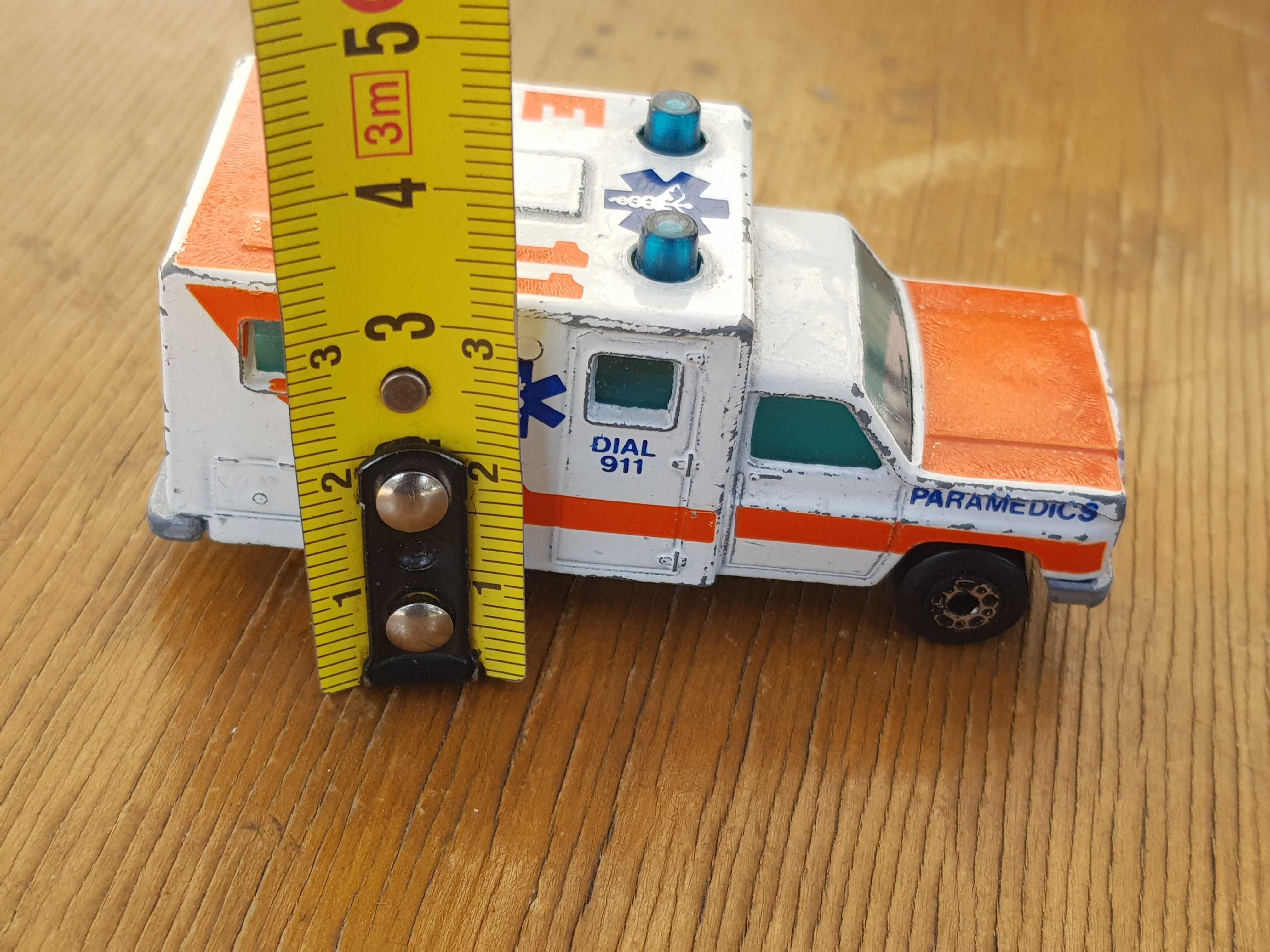 Stary metalowy resorak auto samochód model Matchbox Ambulance 1977