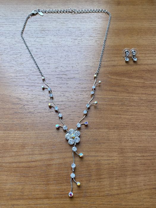 Кольє та сережки. Нові - гарний подарунок