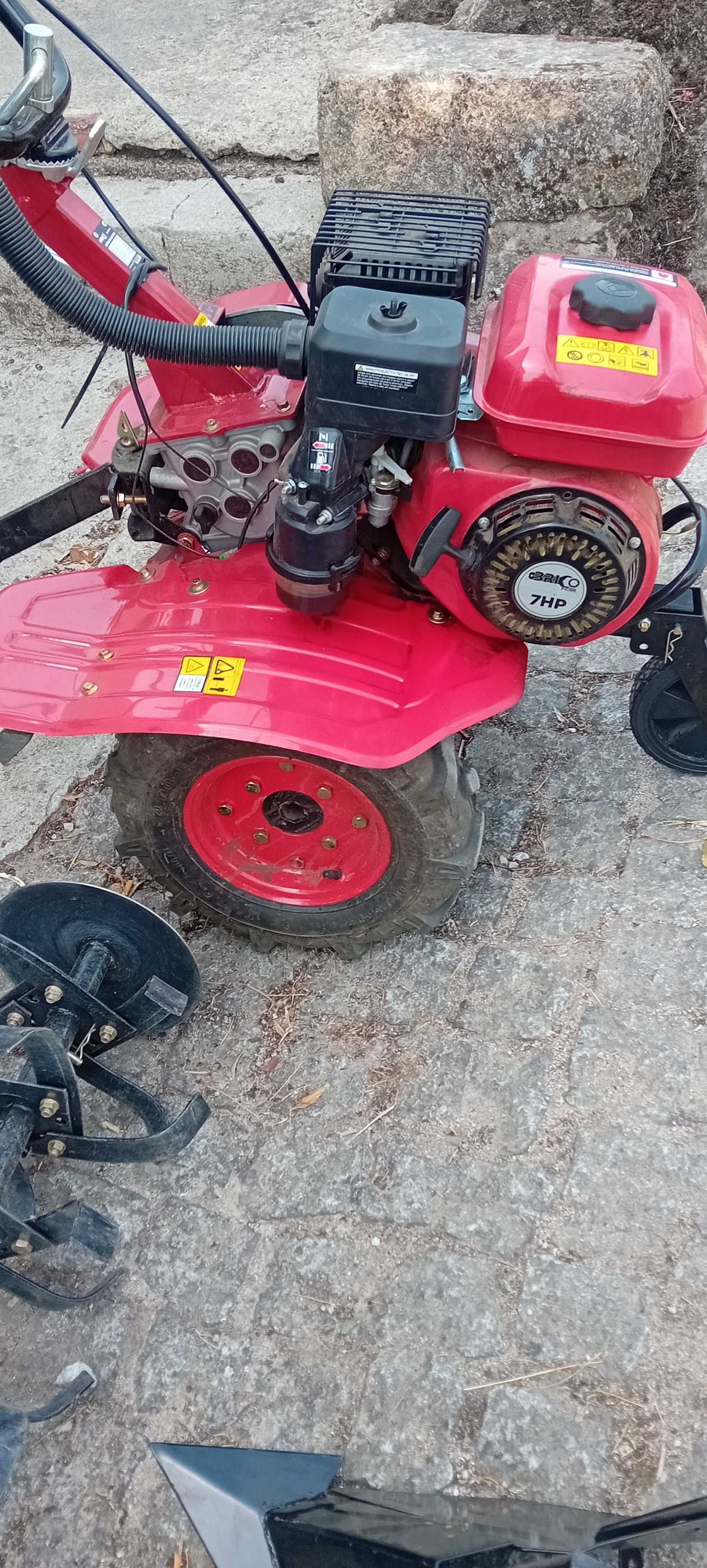 Motoenxada com abre regos e frese