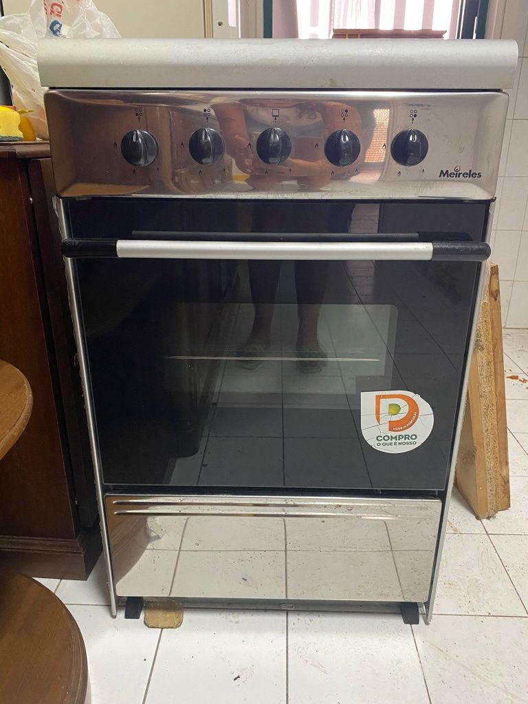 Forno com fogão + 2 botijas de gás