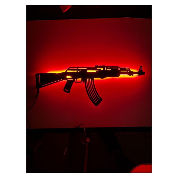 Cвітильник у вигляді автомата Калашникова з RGB-підсвіткою та пультом