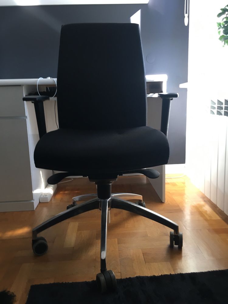 Fotel/krzesło obrotowe biurowe czarne z pelną regulacja