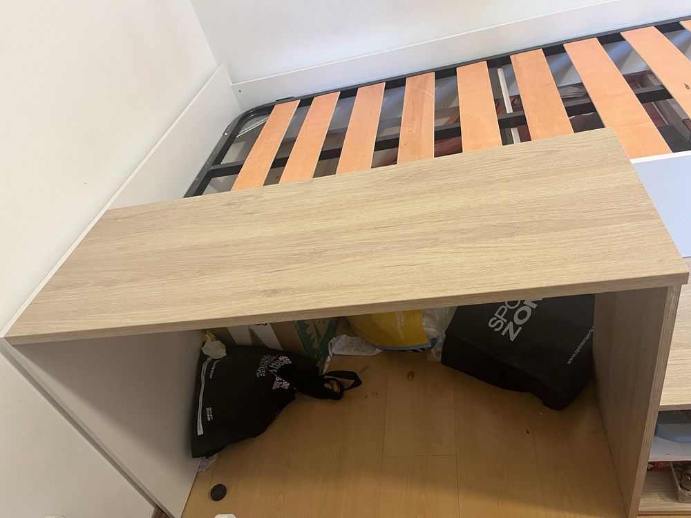 Cama escrivaninha com prateleiras