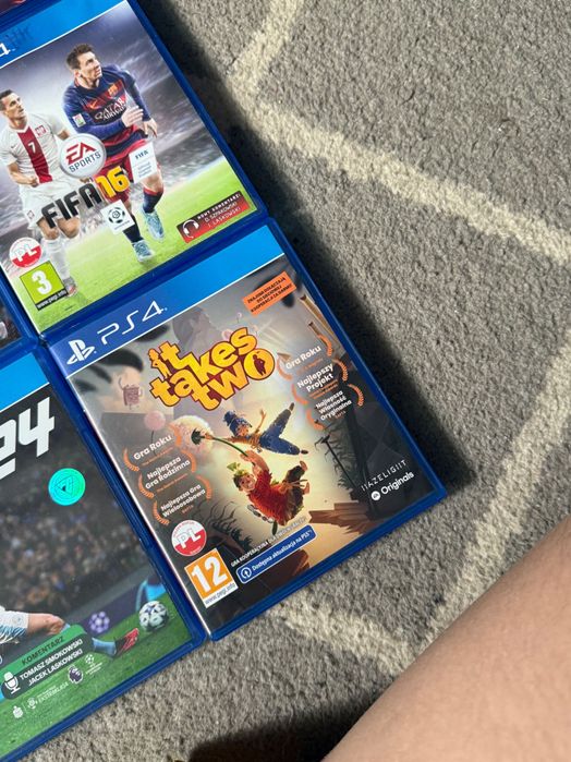 PS4, 1TB pamięci + 2 pady+ 9 gier