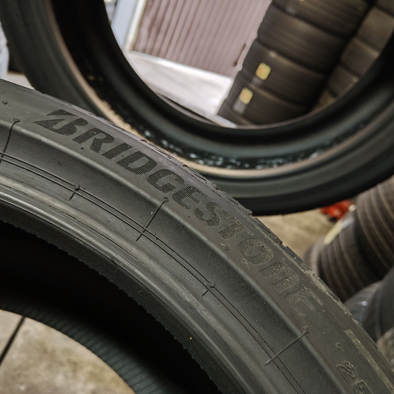 255/40/21 XL Sprzedam parę opon letnich Bridgestone