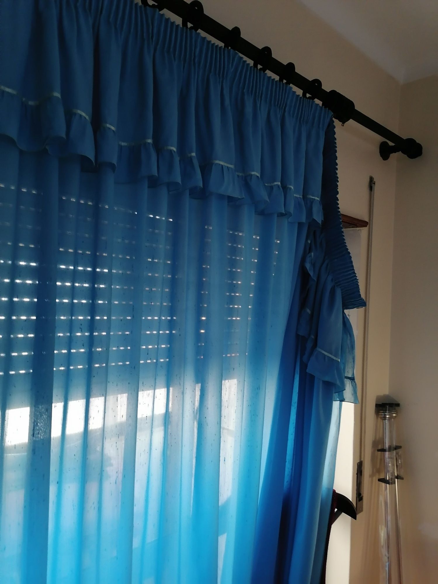 Cortinado azul com folho