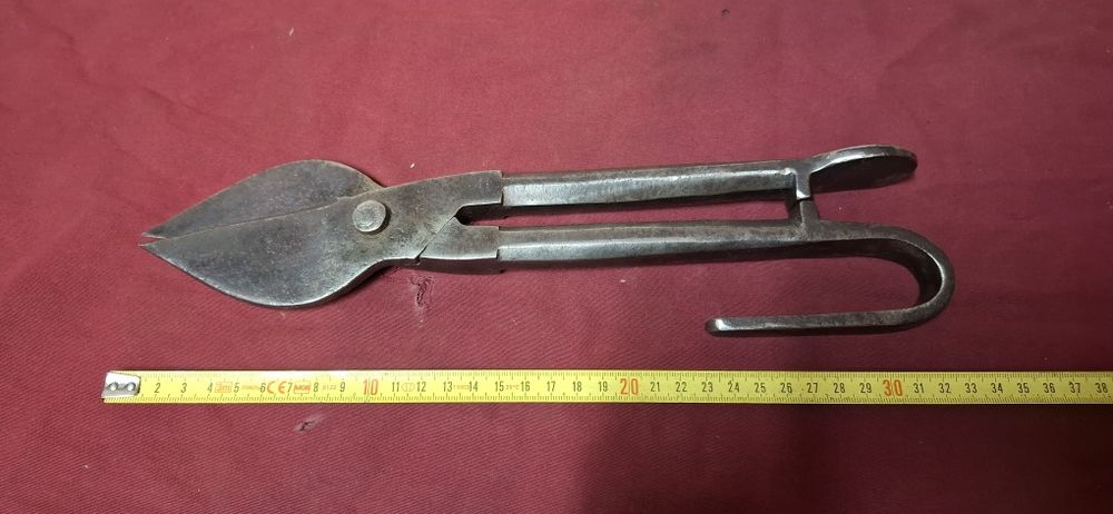 Antiga e grande tesoura de cortar chapa