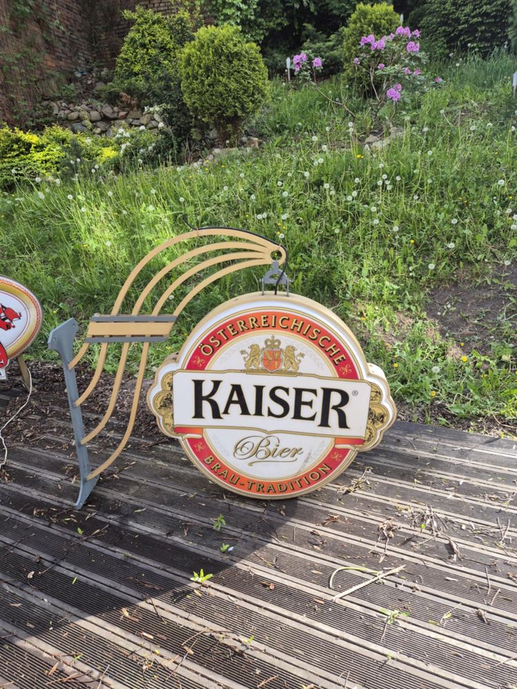 Reklamy Kaisera Lichera bitburgera podswietlane na sciane