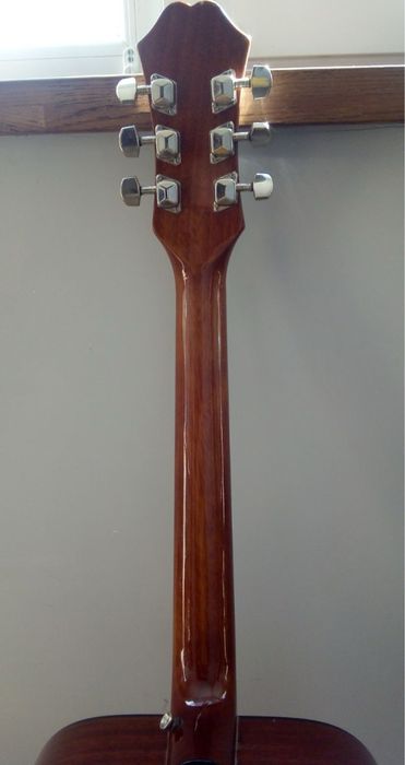 Продам аккустическую гитару Epiphone DR 100 NA