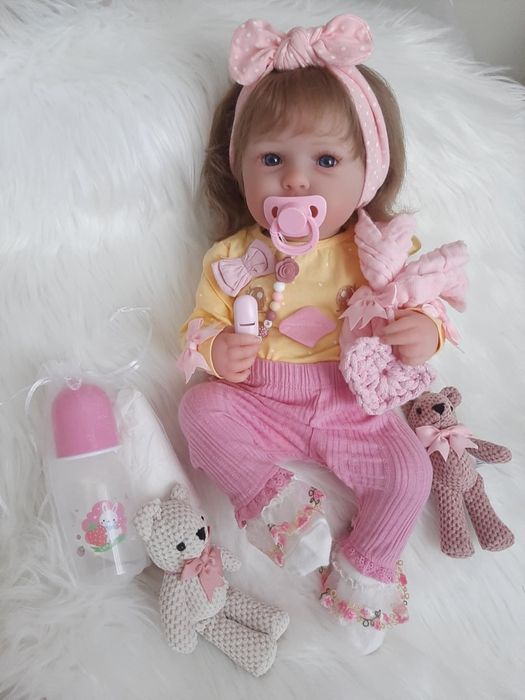 Piękna pełno winylowa lala w typie reborn