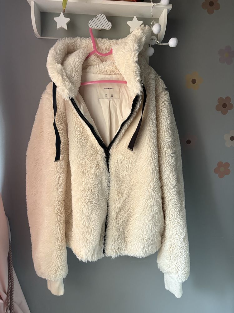 Futerko damskie kurtka futrzana z kapturem S Pull&Bear