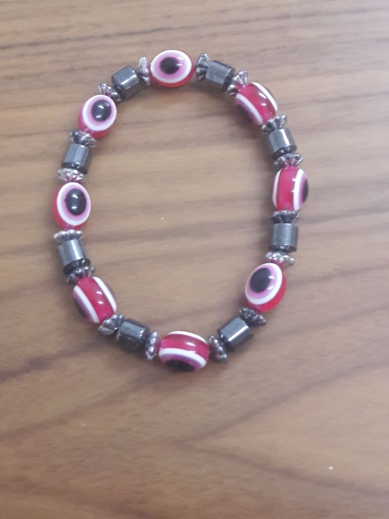 Pulseiras (corações e olho vermelho)