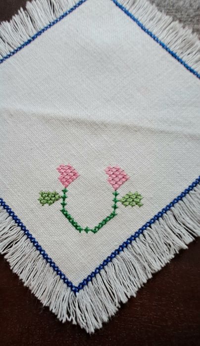 Naperon bordado a mão 16x16cm
