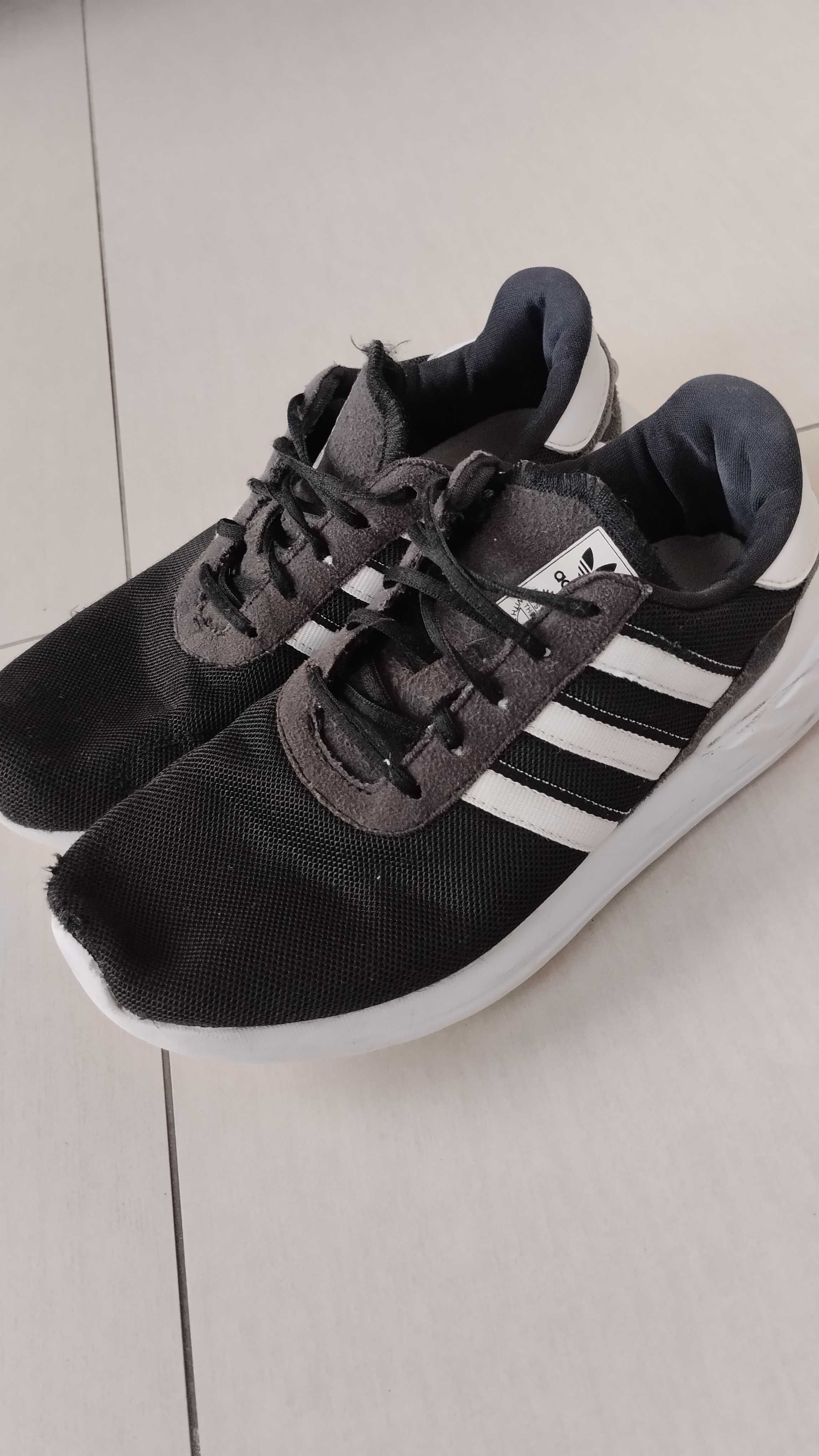 Buty Adidas czarne Rozmiar 35 Długość wkładki 22 cm Wiek 12 lat