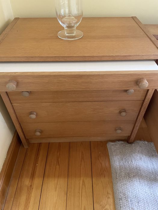 Camas individuais e mesas de cabeceira