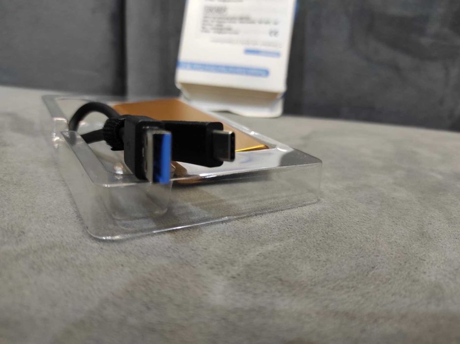 Dysk zewnętrzny HDD 2TB z kablem.