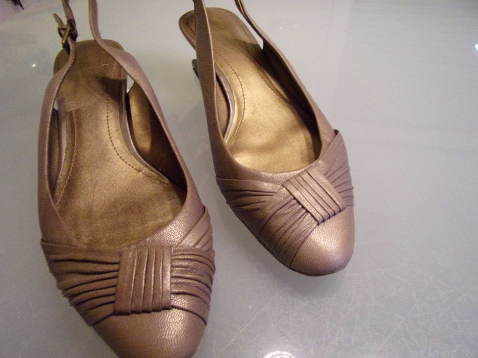 nowe czółenka złote skórzane bez pięty rozm 5/25,5cm firma Clarks