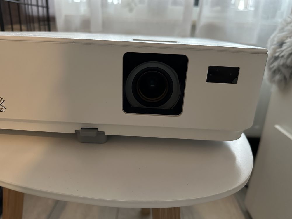 Projektor rzutnik NEC V332W + uchwyt