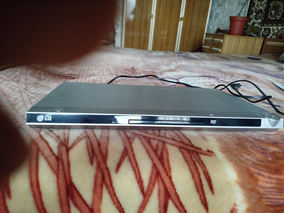 Продам DVD протгрыватель LG,без соединительных проводов в рабочем сост