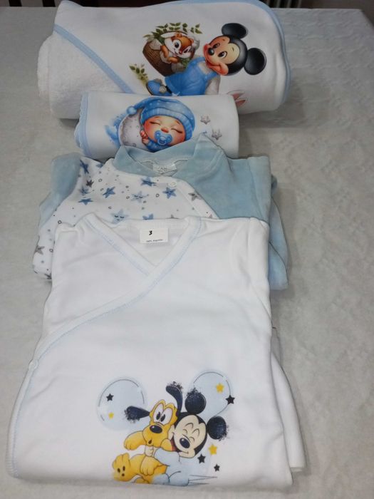 Roupa e acessórios de bebé