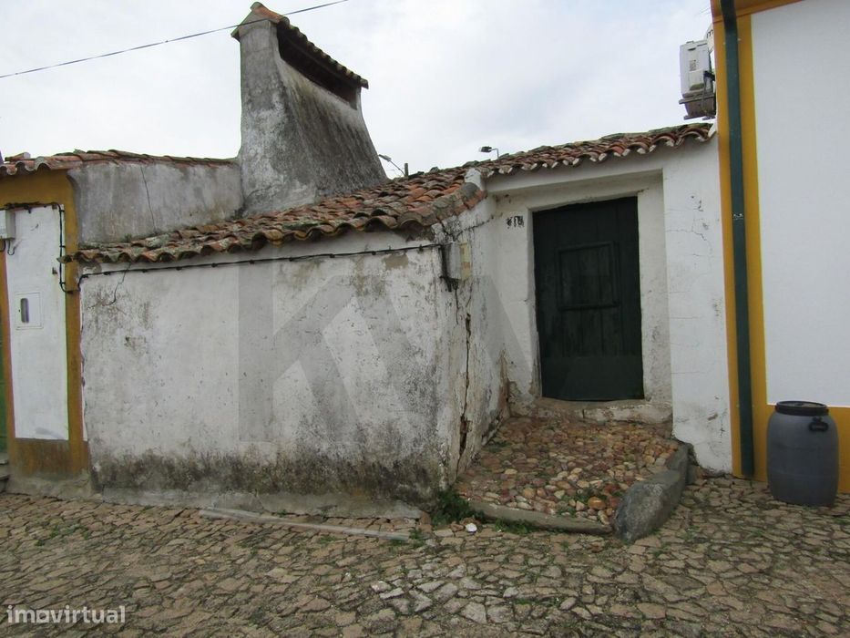 Casa de aldeia para recuperar com logradouro.