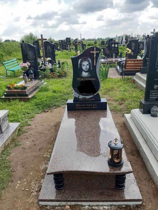 Встановлення, реставрація памятників. Бруківка навколо памятників