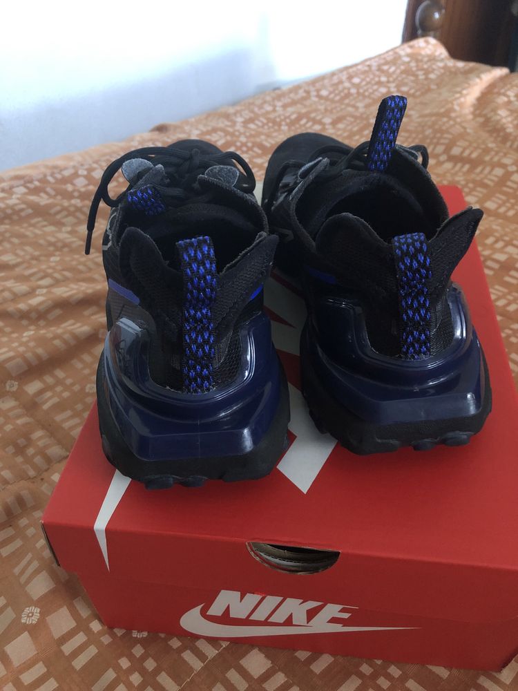 Sapatilhas nike pretas com detalhes azuis