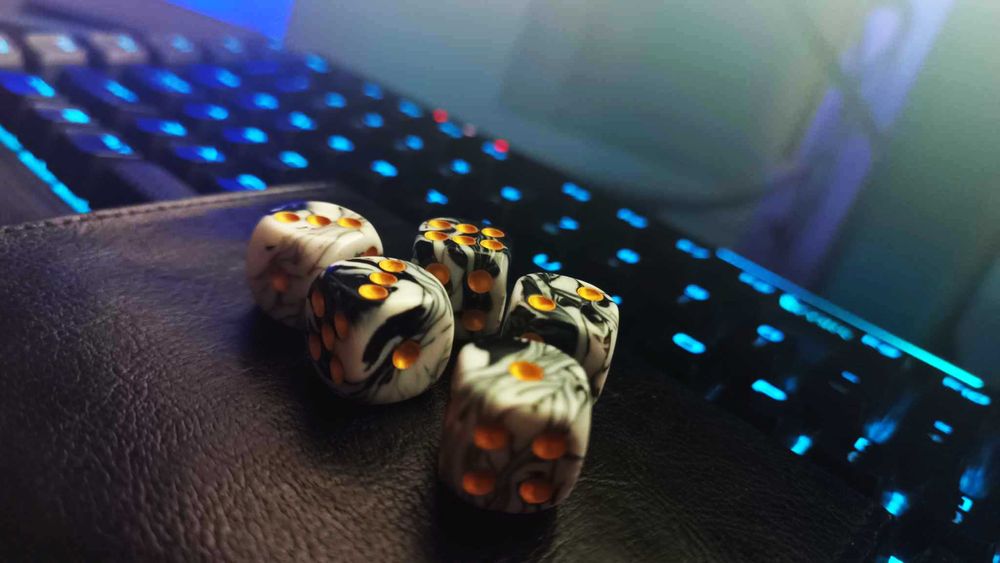 Kości do gry, kolor czarnobiały połysk 5 sztuk, DND MTG D6 16x16mm