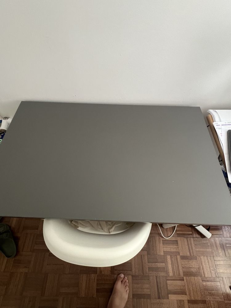 Vendo secretária cinzeta com cadeira incluida