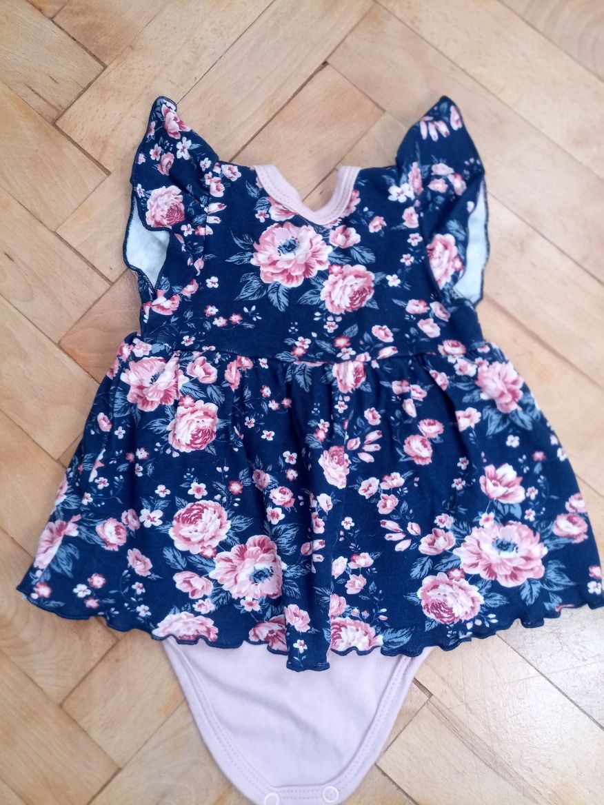 Elegancka sukienka z body w kwiaty 68, krótki rękaw.