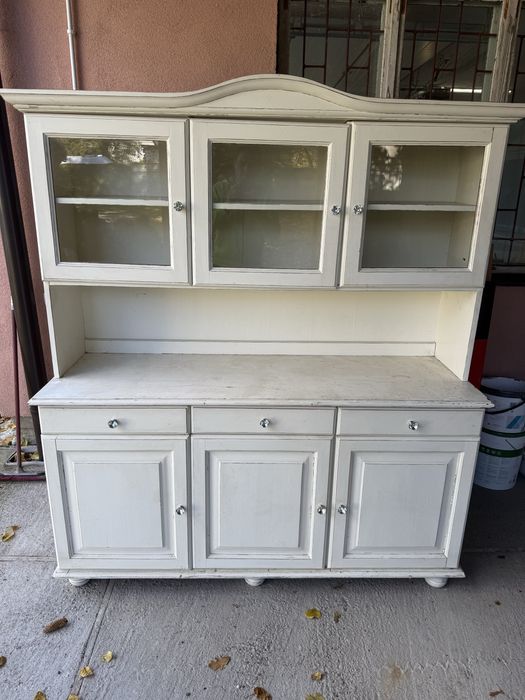 Kredens w stylu prowansalskim malowany na biało