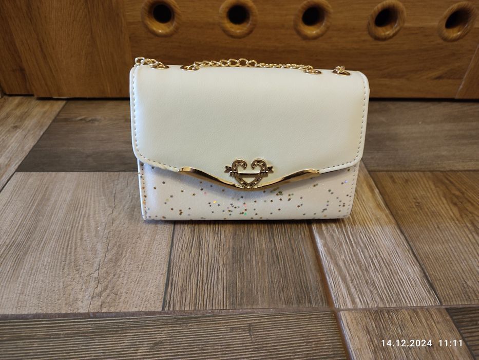 Nowa kremowa torebka damska na złotym łańcuszku