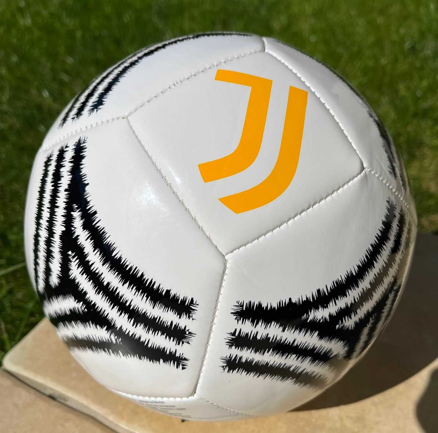 Piłka Adidas Juventus Club Home IA0927 - biała, rozm. 5