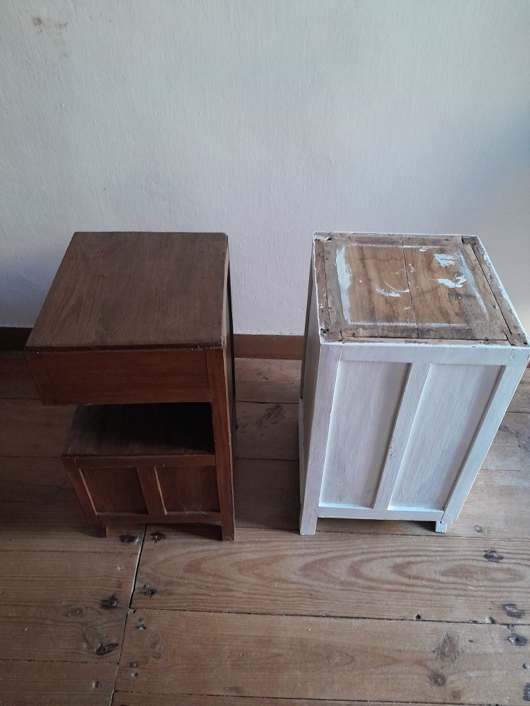 Duas mesas de cabeceira antigas em madeira .