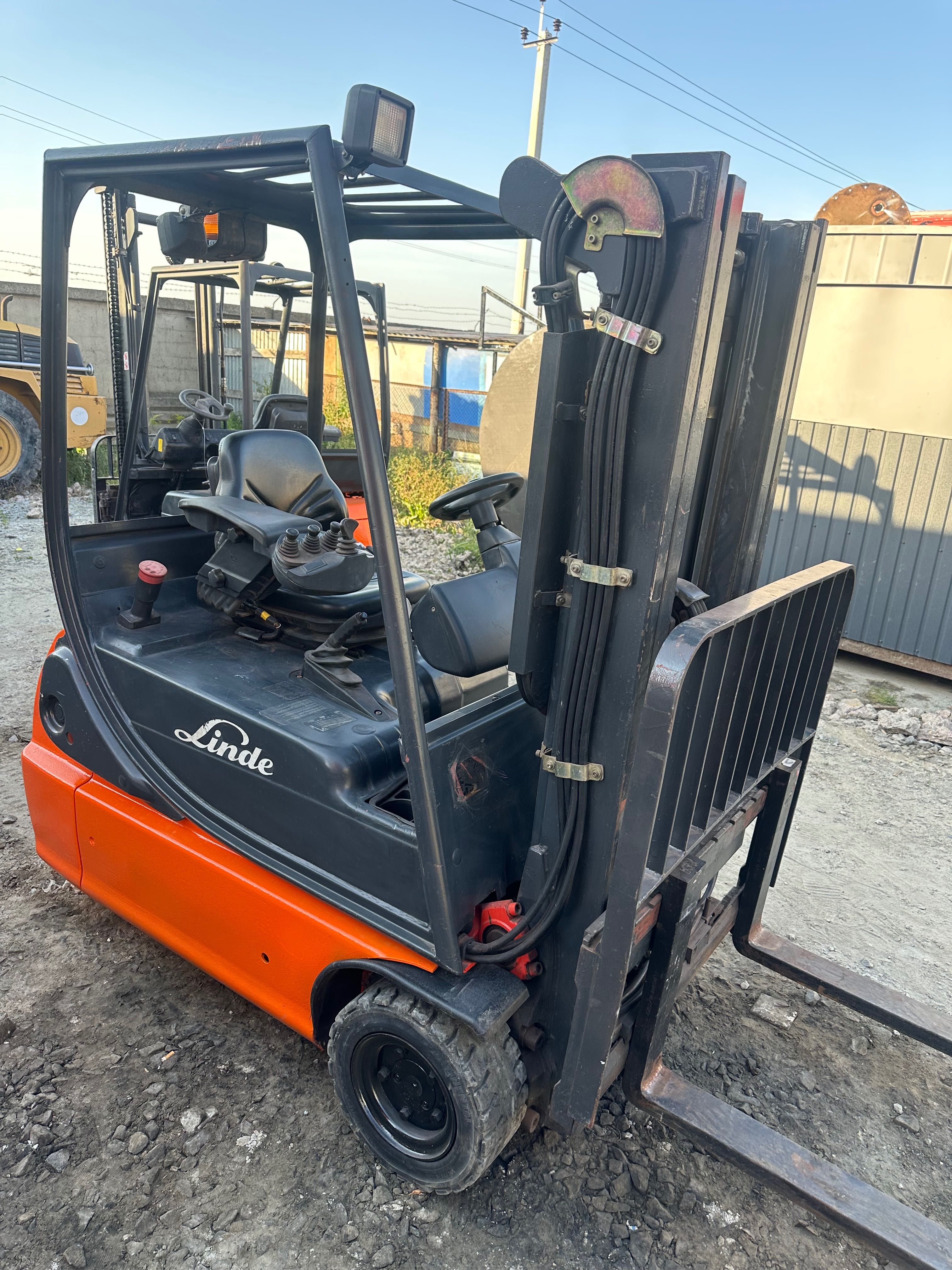 Навантажувач Linde E16