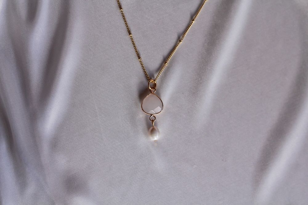 Nowy złoty naszyjnik z kamieniem naturalnym oraz perłą słodkowodną