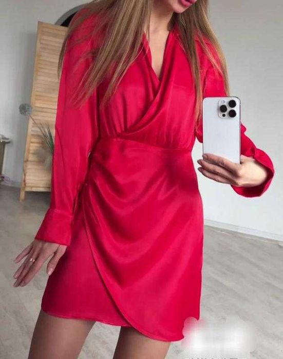 Червона атласна сукня