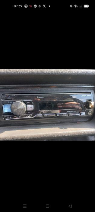 Alpine UTE-201BT магнитола с блютузом